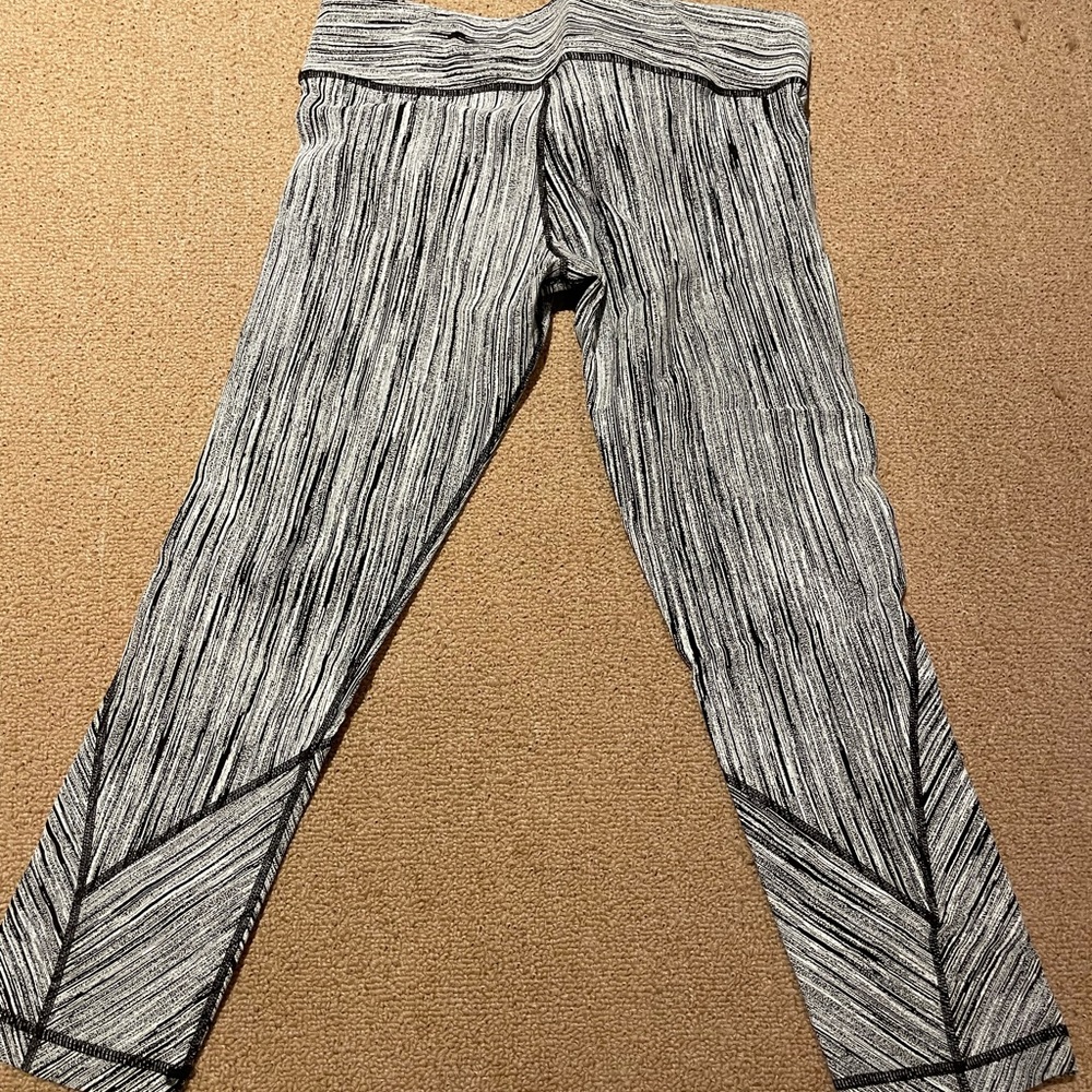 Vimmia size large 3/4 length black and white leggings like new low-rise